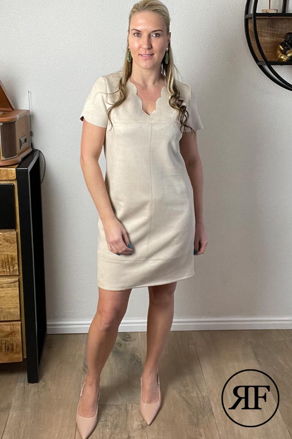 Inwoner Spuug uit Eik Suede beige jurk – Robertina Fashion